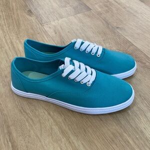 NEW Women’s Universal Thread Lunea Sneakers